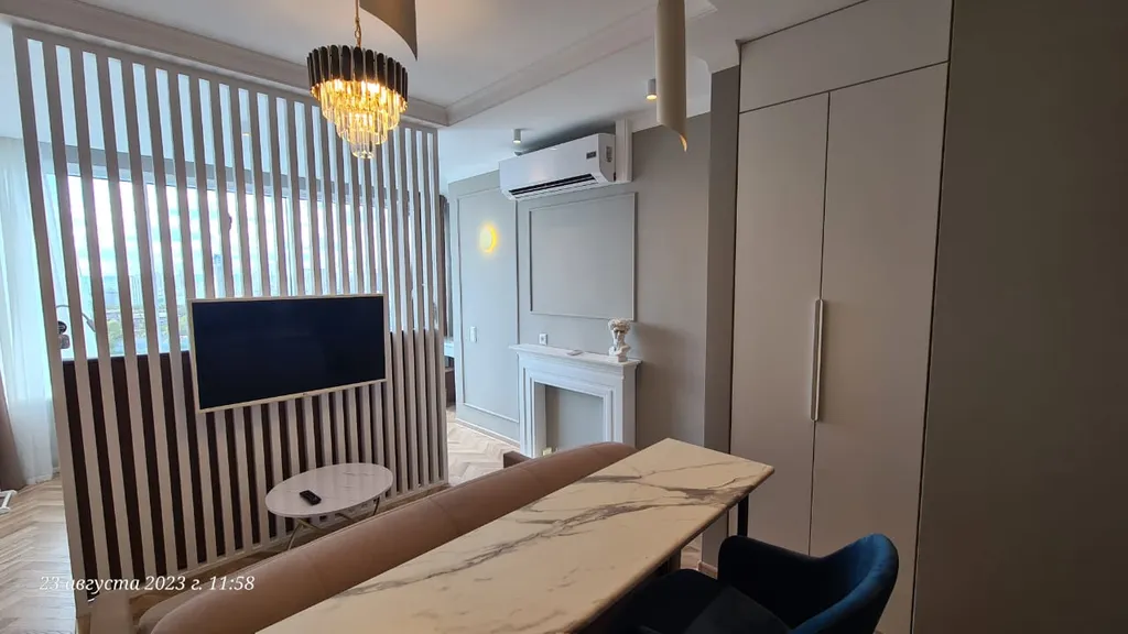 Студия с панорамным видом и джакузи в стиле неоклассика