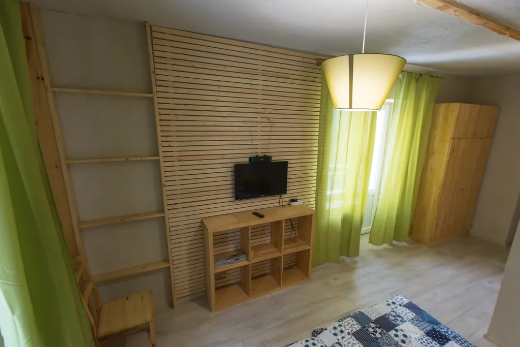 Уютный апартамент с видом на лес и горы.