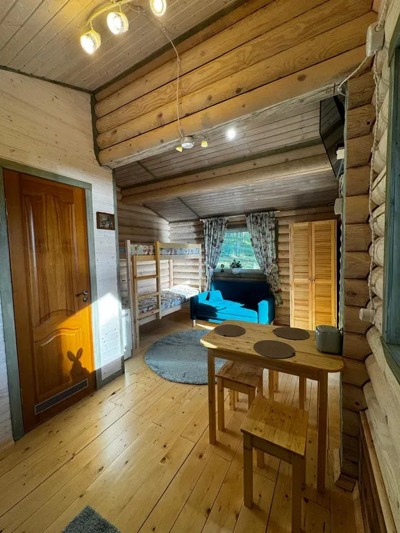 Дом с верандой из бревна у озера