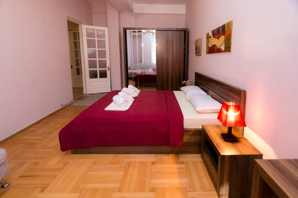 Трехкомнатная квартира с верандой в центре города — аренда посуточно в Тбилиси