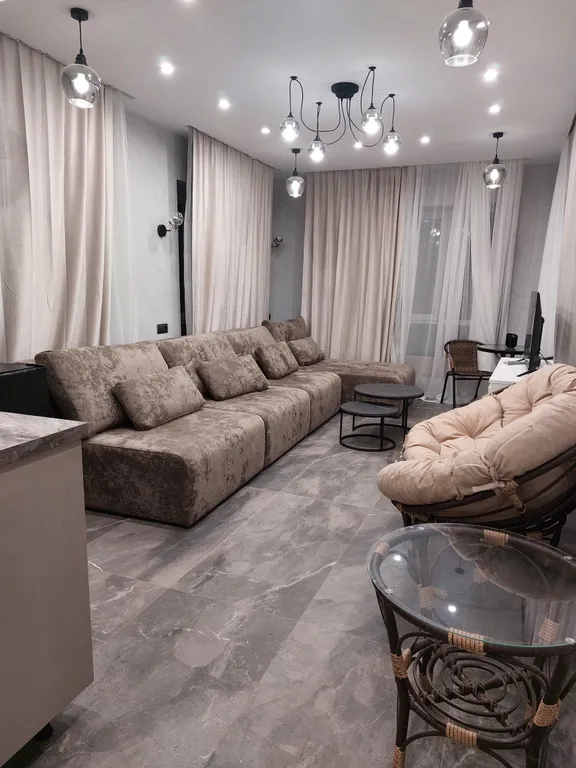 Домик в деревне в окружении леса