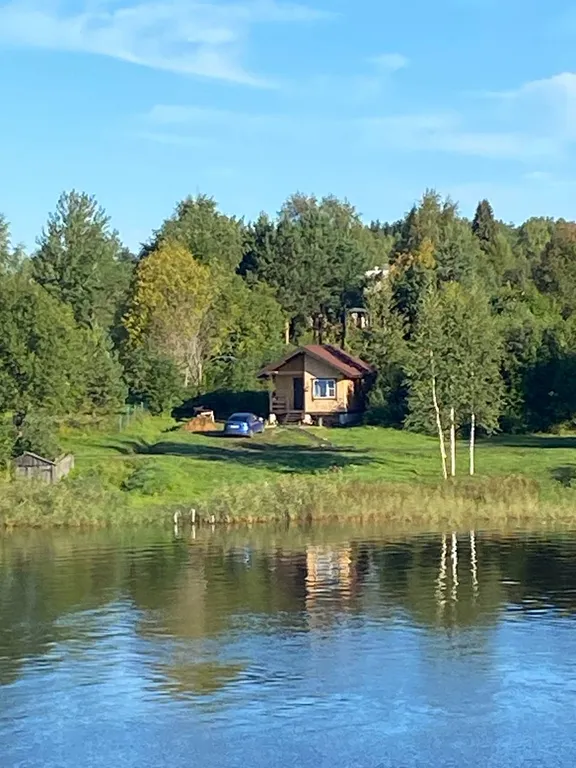 Домик у реки с отличным видом на 2 шлюз Волго Балтийского канала и лес