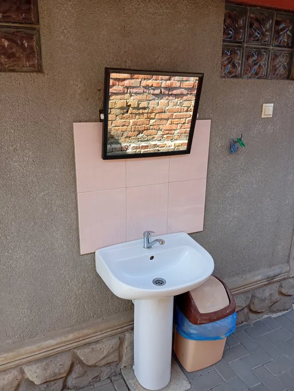 Небольшой трехместный номер с удобствами