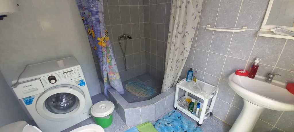 Комната в частным доме с видом в сад