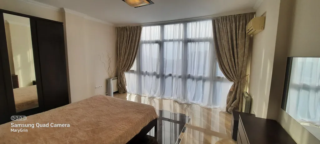 Двухкомнатные апартаменты в центре города с панорамным видом на море