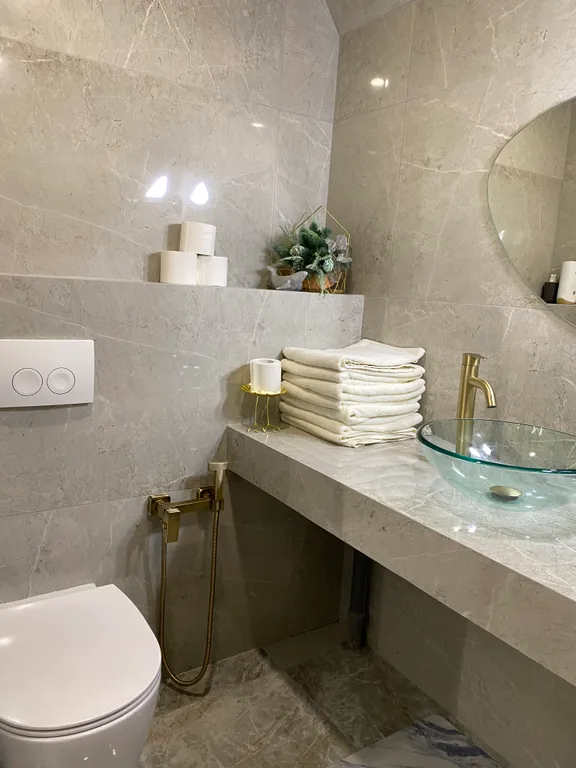 Дом на озере с бассейном