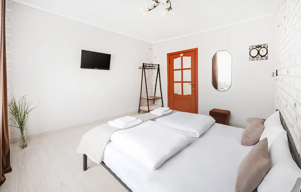 Номер с двуспальной кроватью и общей ванной