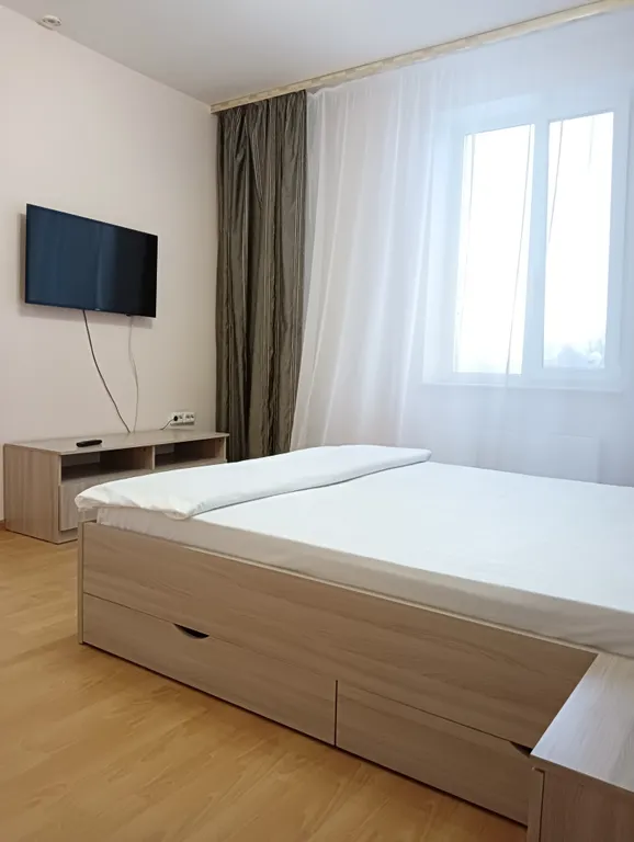 Квартира с видом из окна на покровскую башню и реку великую