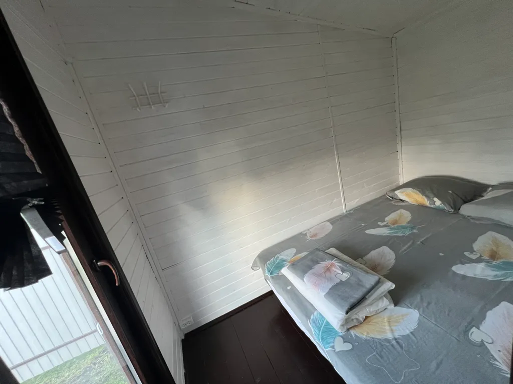 Новый домик на берегу реки с собственным прудом