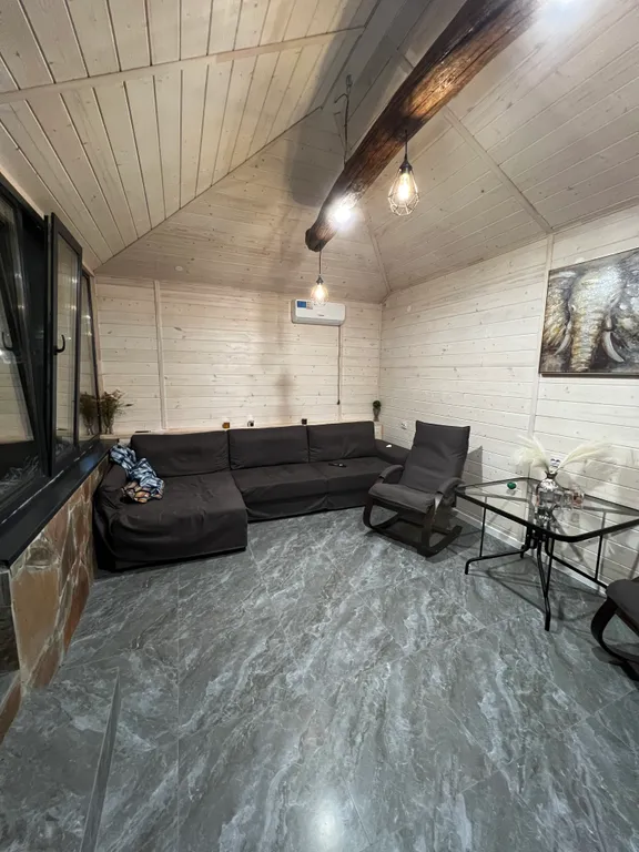 Домик в лесу с верандой и видом на море