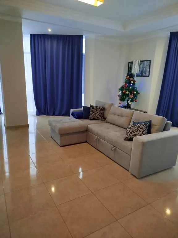 Огромная квартира с бассейном и видом на море