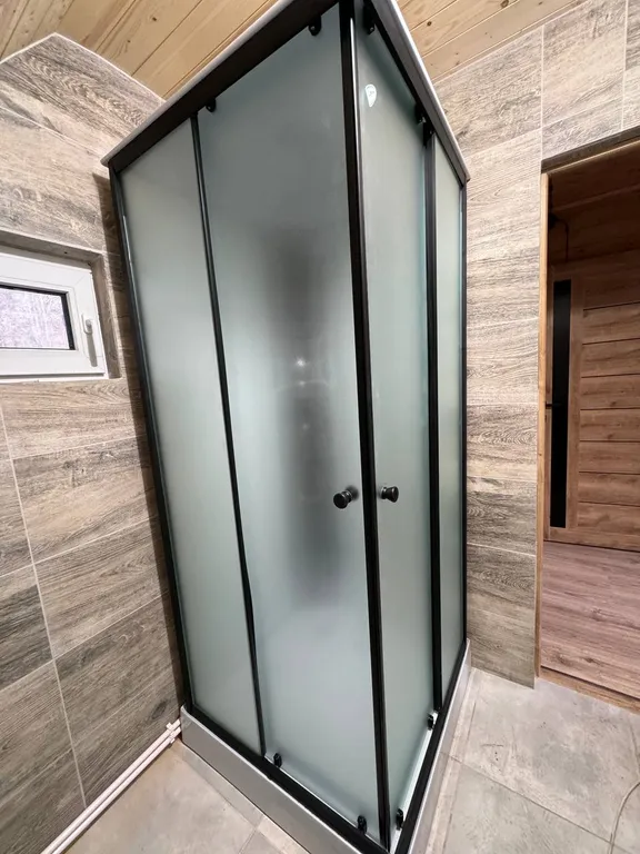 Новый современный дом в лесной зоне