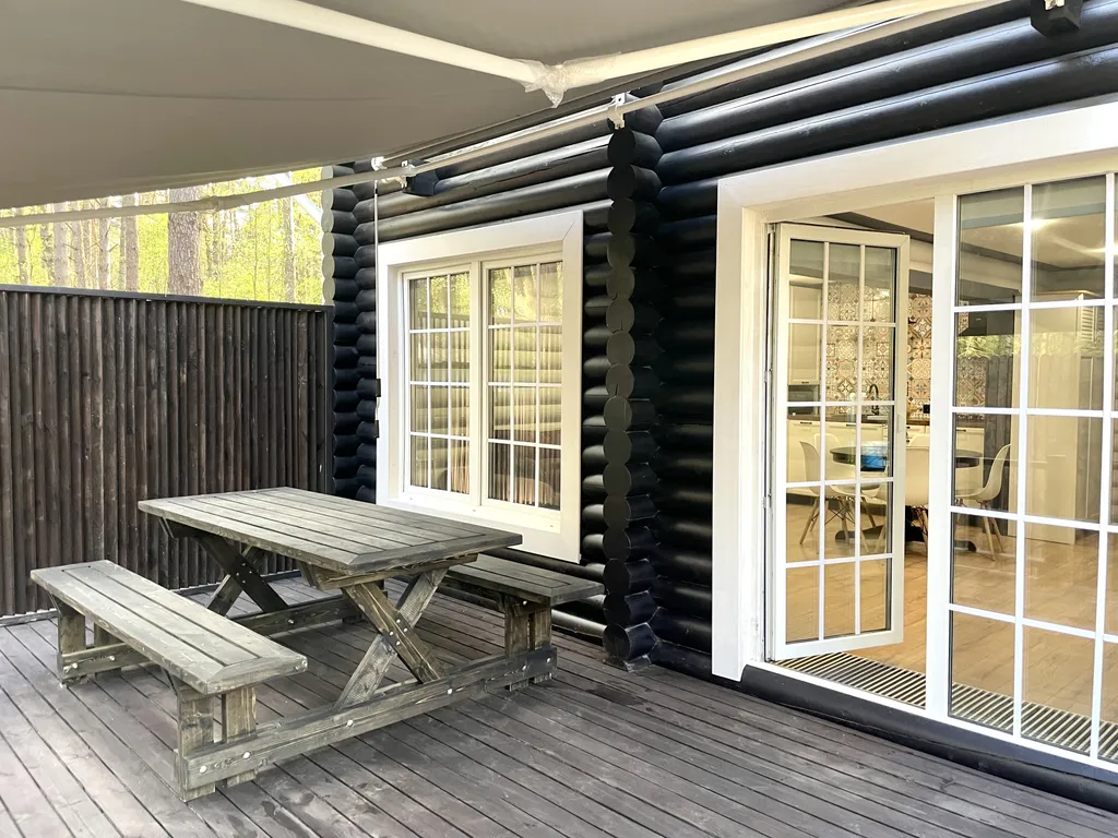 Уютный бревенчатый дом в сосновом бору