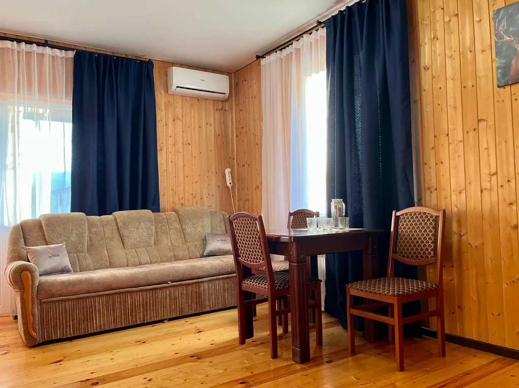 Люкс с балконом с видом на озеро двухкомнатный