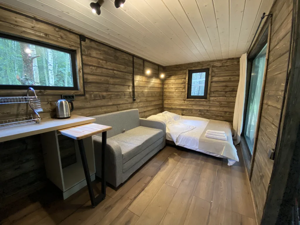 Дом с панорамным окном и видом на лес