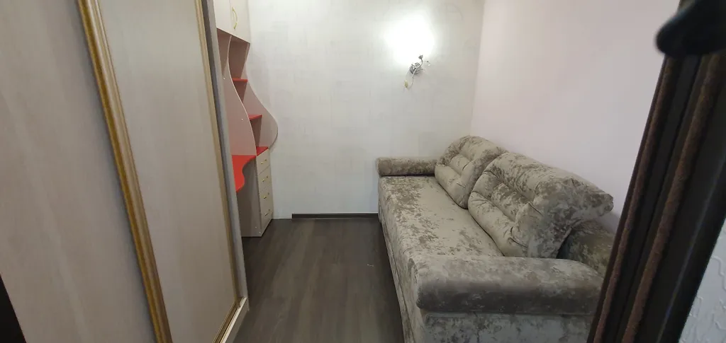 Уютная студия с отдельной спальной зоной, рядом с Иртышом