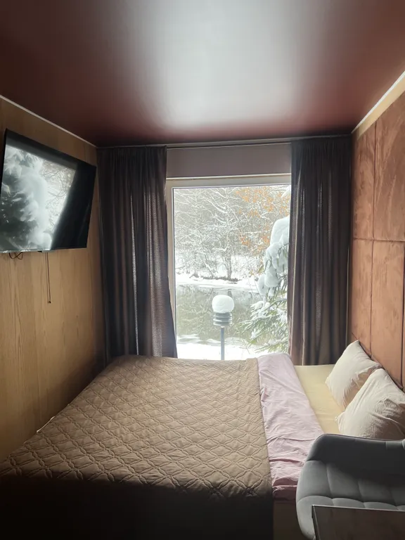 Уютный теплый домик у реки