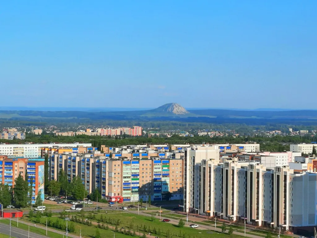 Смотровая квартира с панорамным видом на город с диваном и кроватью