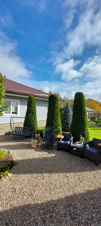 Уютный дом в черте города для комфортного отдыха в лесной местности