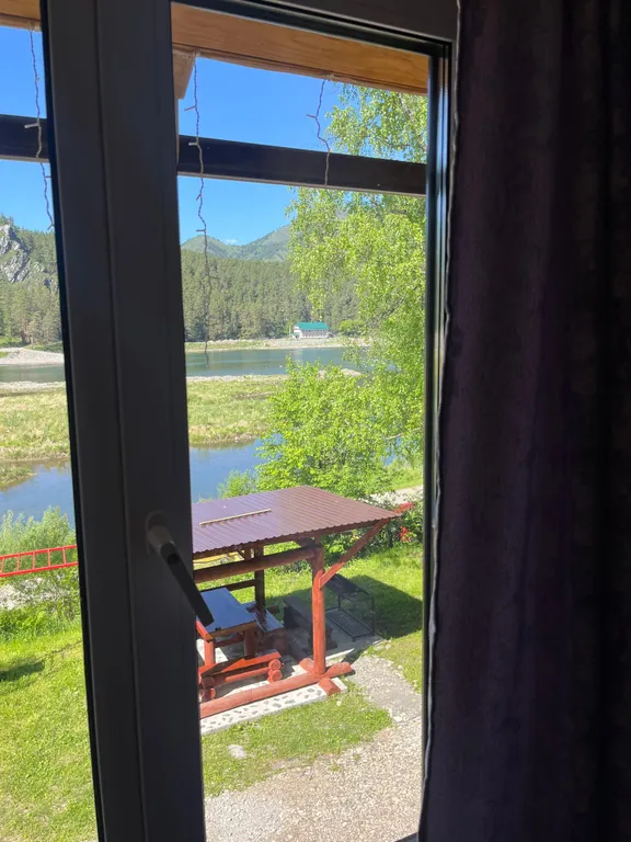 Коттедж с видом на озеро и горы