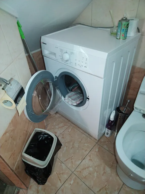 Танхаус камином трёхэтажный, с балконом, 3 комнаты не изолированные.