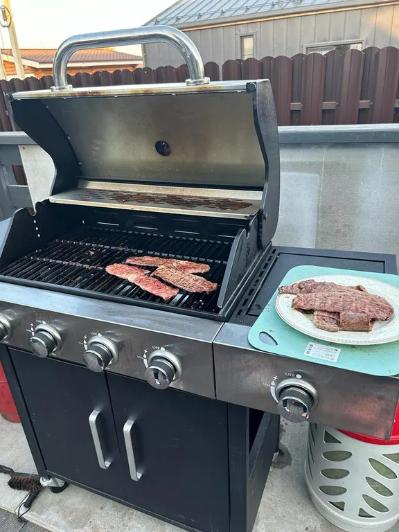 Дом-шалаш на берегу озера