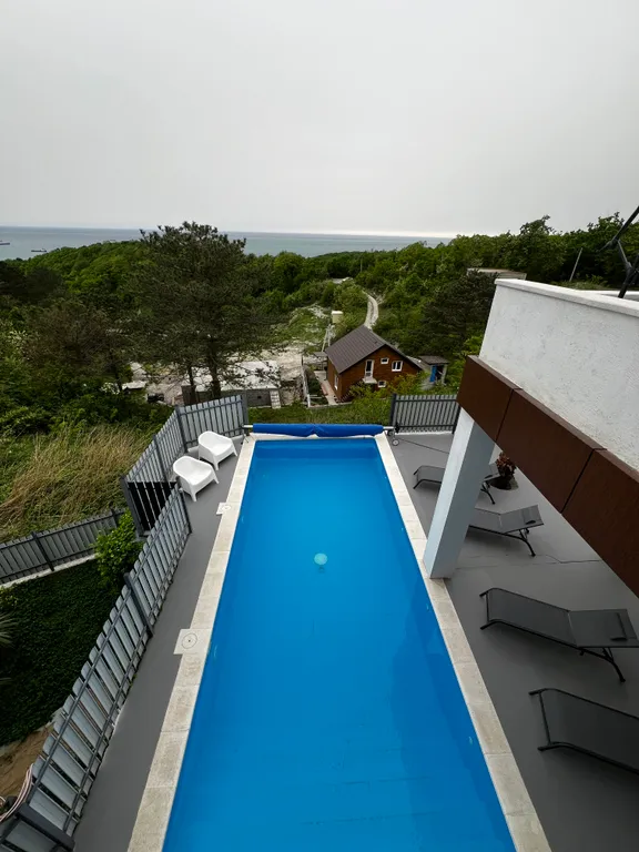 Gide villa посреди леса с видом на море