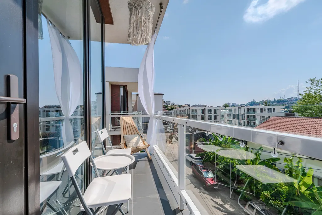 Студия с балконом и подогреваемым бассейном на территории ЖК в центре