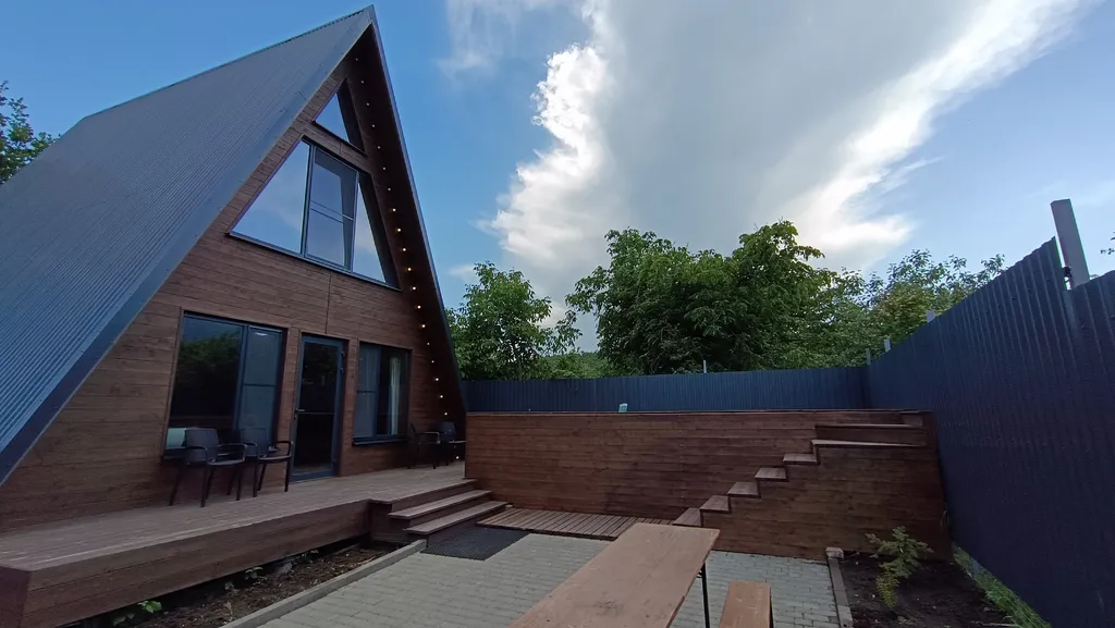 Большой деревянный треугольный дом (афрейм) с видом на бештау