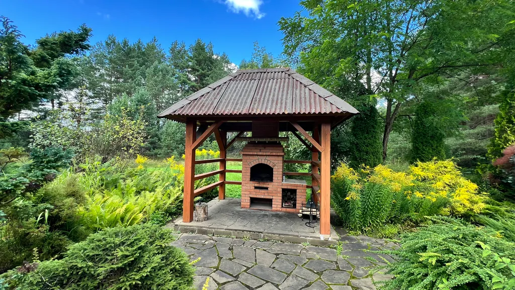 Уединённый хутор в лесу у реки с баней и камином