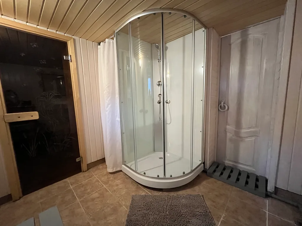 Коттедж Гостевой домик в Сосновом бору — Деревянное