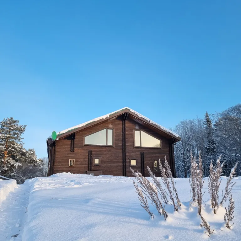 Дом Talotonttu на холме в окружении леса