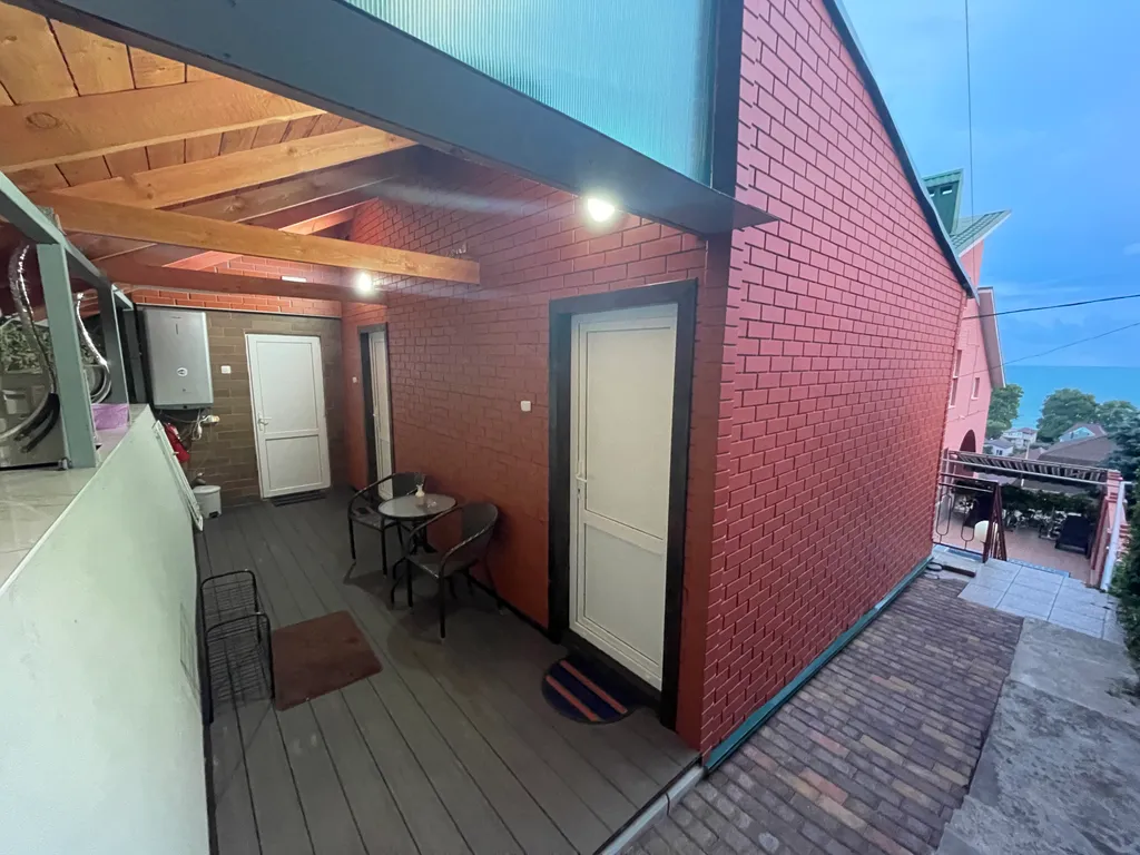 Часть жилого дома с бассейном