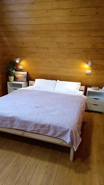 Большой деревянный треугольный дом (афрейм) с видом на бештау