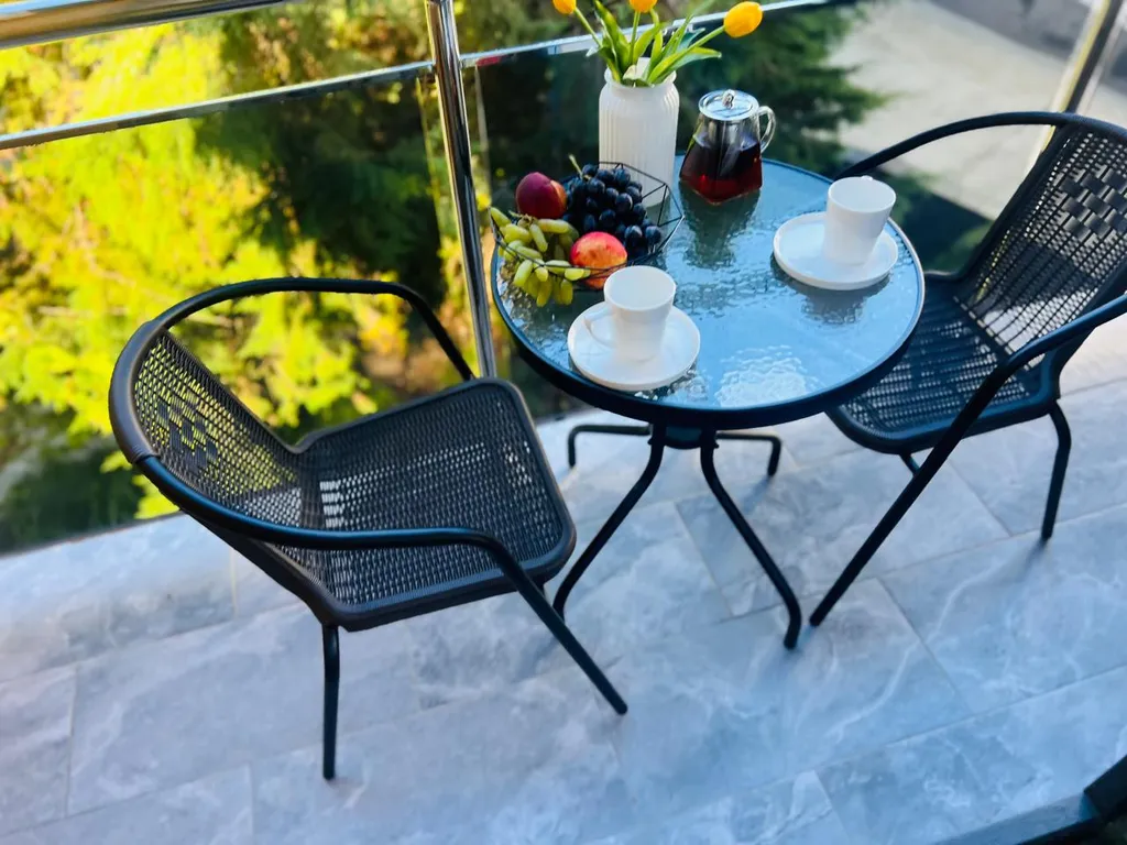 Апартаменты с балконом и бассейном на территории