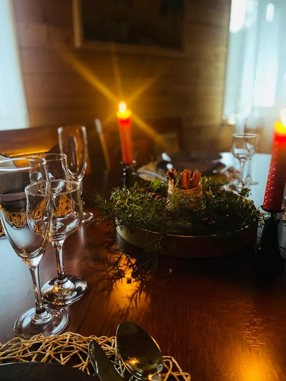 Берлога люкс, коттедж с банным чаном для отдыха с видом на лес и скалы