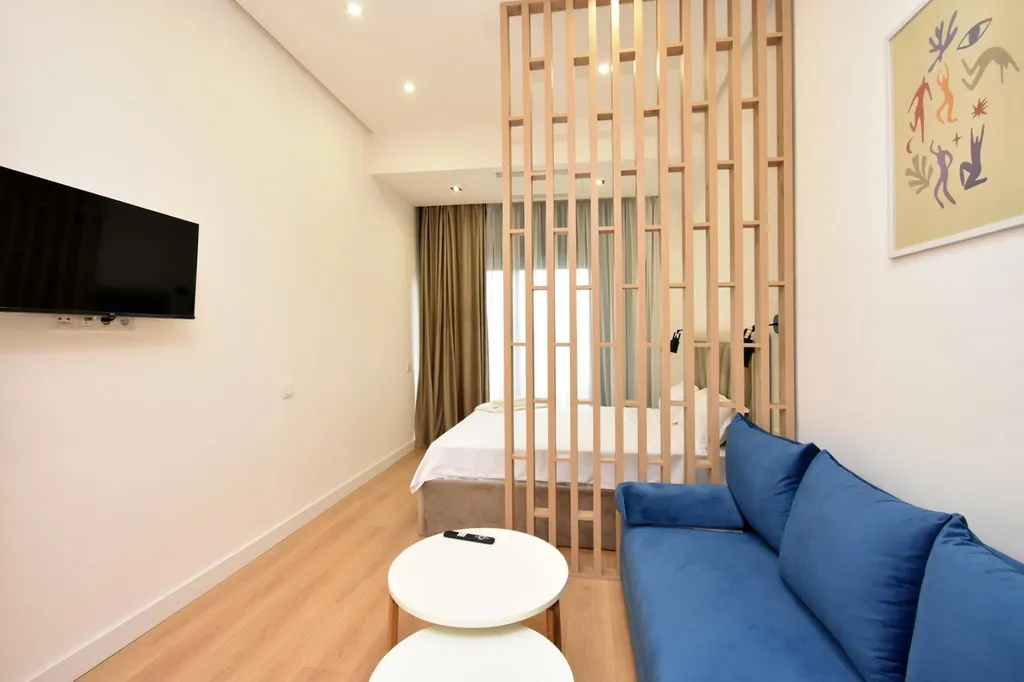 Royal blue бархатная студия в центре