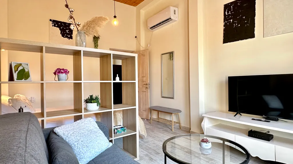 Крутые апартаменты с балконом рядом с Парижской площадью