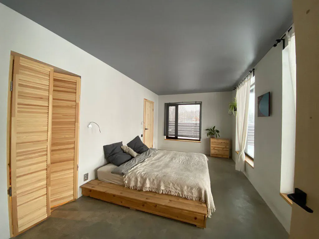 Дом у реки с видом на лес