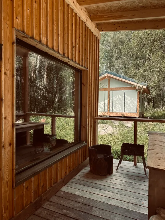 Гостевой дом с панорамными окнами с крытой террасой