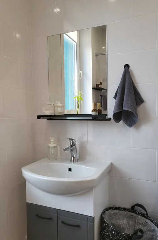 Blue studio - студия с окном в ванной комнате и видом на лес