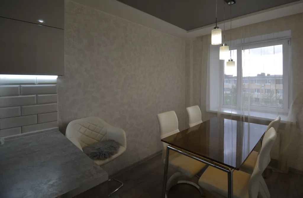 Трёхкомнатная квартира с раздельными комнатами двумя уборными и лифтом