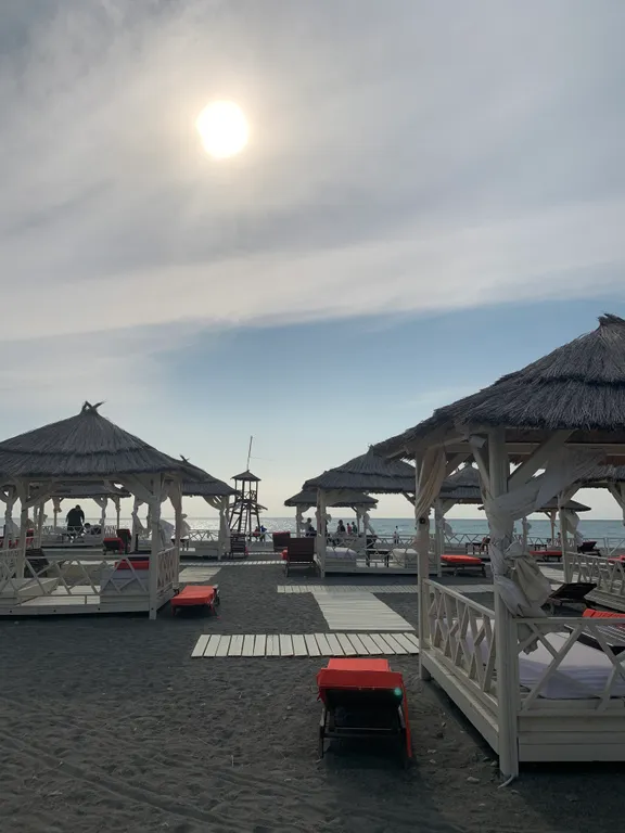 2-комнатная квартира в новом доме, рядом море и рынок