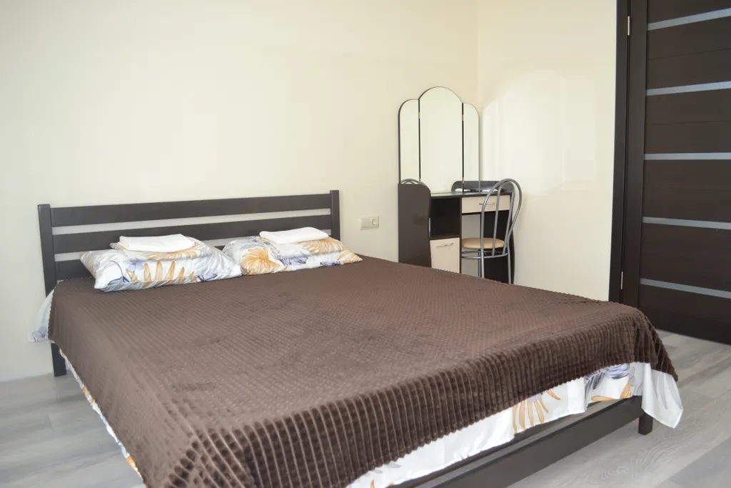 Уютный дом с зеленой лужайкой