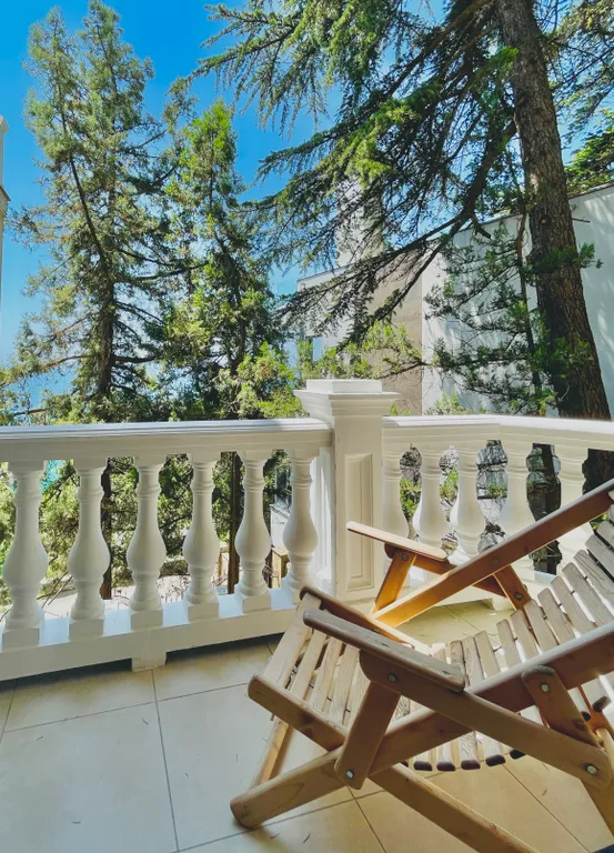 Апартаменты с террасой в тени вековых кедров с видом на море