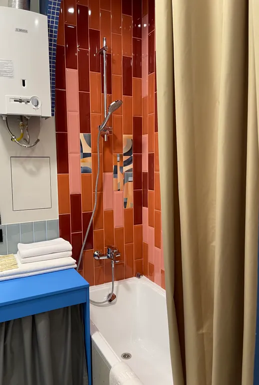 Величественная сталинка на набережной вокруг достопримечательностей