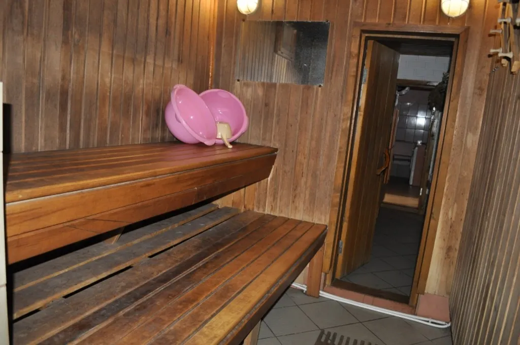 Дом-коттедж на берегу реки