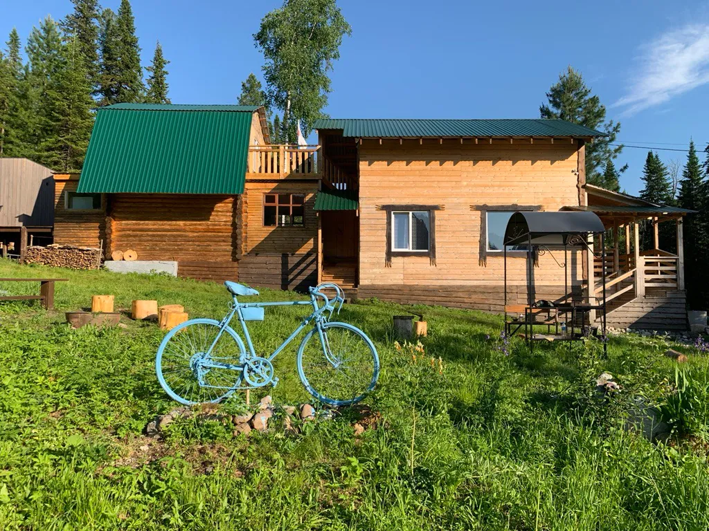 Дом на Алтае рядом с горами и рекой Бия