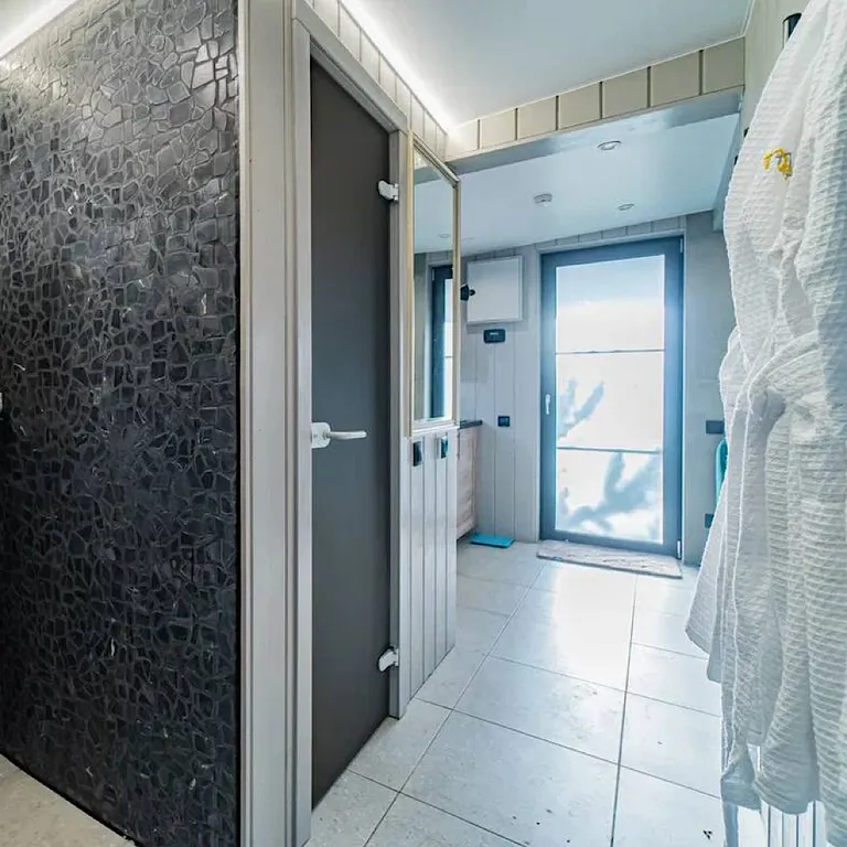 Домик в Соснах с баней и горячими ваннами Cube с баней