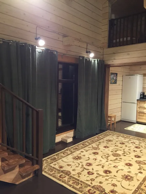 Деревянный дом у озера